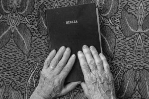 Portada-Biblia-Religión-Foto Raul Petri-(@raulpetri)-Unsplash-1600x-(1)-(1)--https://unsplash.com/es/@raulpetri--