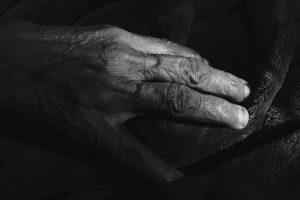 Portada-Mano-Anciano-Foto Amisha Nakhwa-(@amishanakhwa)-Unsplash-1600x-(1)-(1)--https://unsplash.com/es/@amishanakhwa--