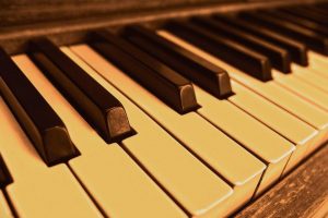 Portada-Piano-Foto Mabel Amber-Pixabay-1600x-(1)-(1)