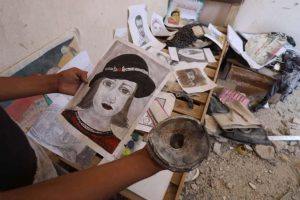 Portada-Pinturas y bocetos de Duniana al-Amour-Foto Ashraf Amra-La Intifada Electrónica-1600x-(1)-(1)