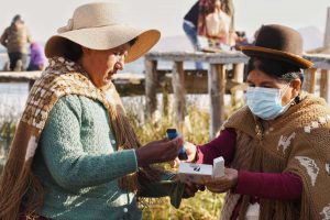 Portada-Titicaca-Mujeres indígenas-Foto Diálogo Chino-1600x-(1)-(1)